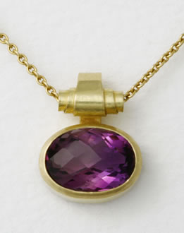 Scroll with oval cut Amethyst on yellow gold trace chain